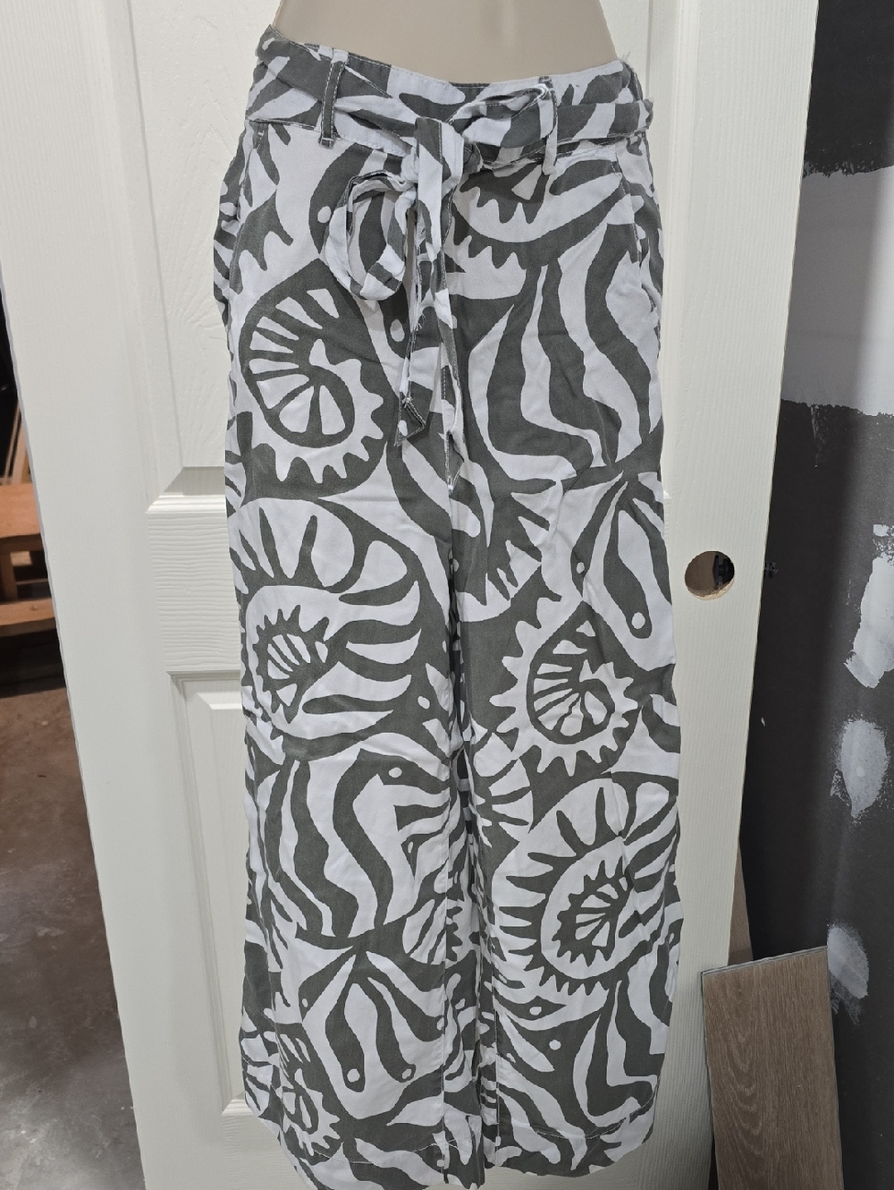 Nicole Miller White and Gray Abstract Wide-Leg Tie-Waist Pants